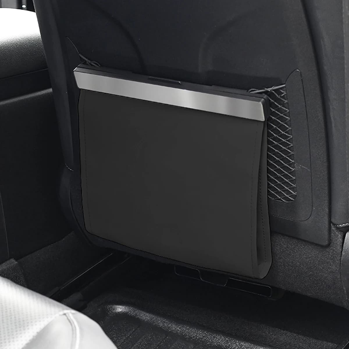 Samochodowy kosz na śmieci z magnetycznym zamknięciem