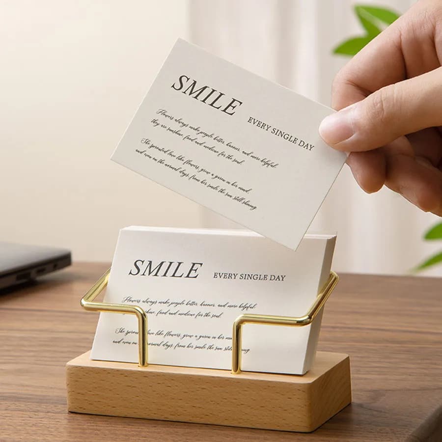 Drewniany stojak na wizytówki